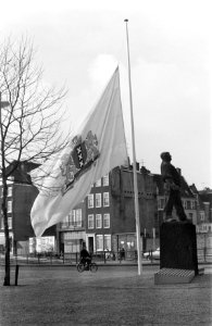 Februaristaking herdenking. s Ochtends hing een vlag bij Dokwerker, Amsterdam, Bestanddeelnr 923-2930