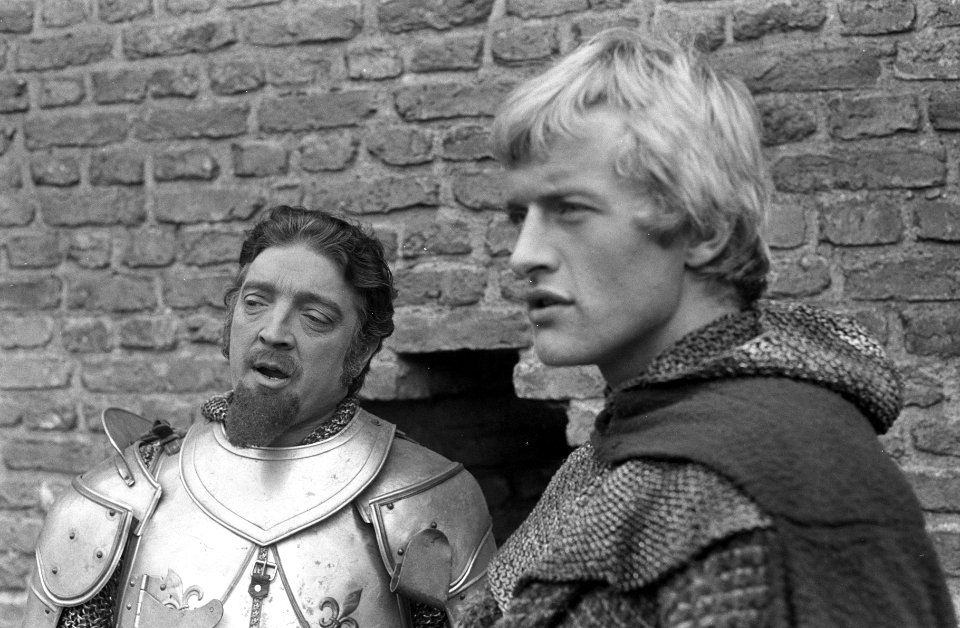 Floris, gespeeld door Rutger Hauer, (rechts) is in gesprek met kasteelheer Wolte, Bestanddeelnr 921-6925