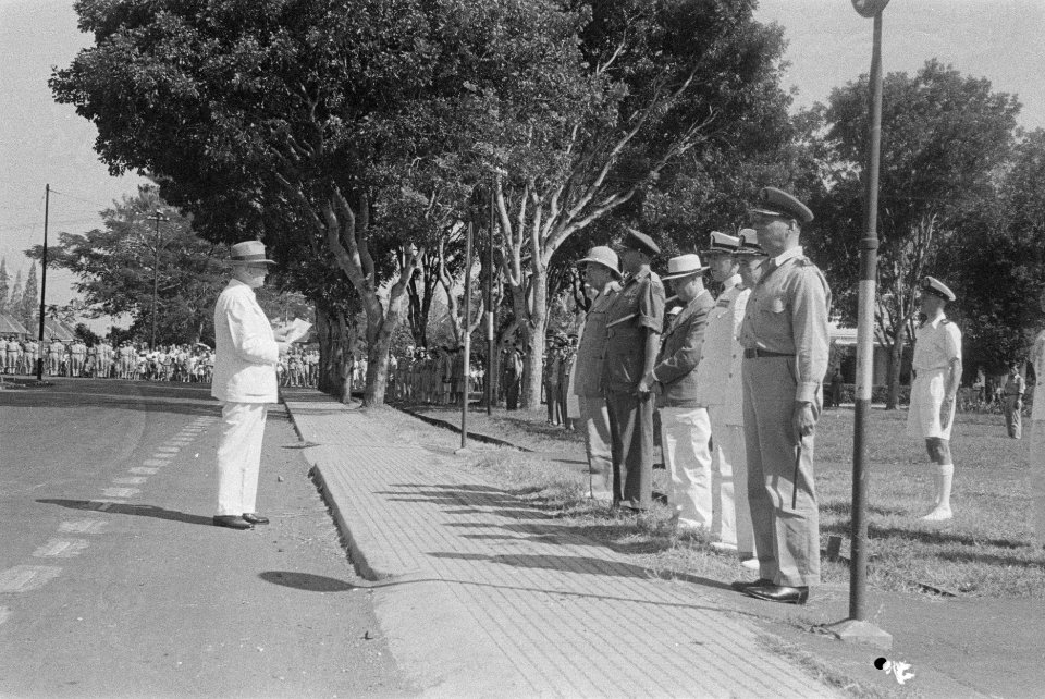 Foote houdt een korte redevoering v.l.n.r. vice-admiraal Pinke, luitenant-gouver, Bestanddeelnr 8-2-3