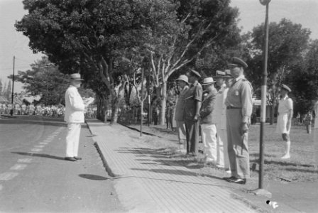 Foote houdt een korte redevoering v.l.n.r. vice-admiraal Pinke, luitenant-gouver, Bestanddeelnr 8-2-3