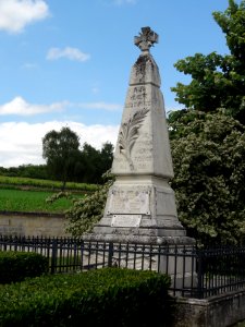 Fenioux (Charente-Maritime) monument aux morts