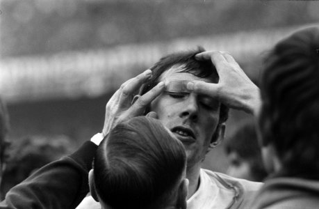 Feyenoord tegen ADO 0-0. Keeper Ton Thie (ADO) krijgt een pleister, Bestanddeelnr 923-3256