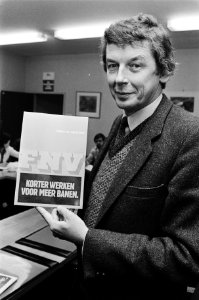 FNV-voorzitter Wim Kok met het rapport, Bestanddeelnr 932-4498
