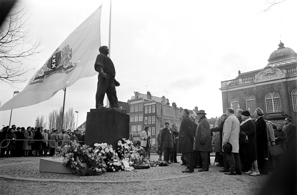 Februaristaking herdenking bij Dokwerker, Amsterdam. Overzicht tijdens kranslegg, Bestanddeelnr 923-2934