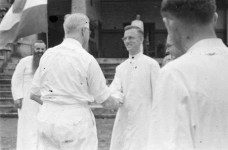 Flores. Maumere. Dr. C.P.M. Romme wordt bij het groot-seminarie Sint-Paulus te …, Bestanddeelnr 139-2-6