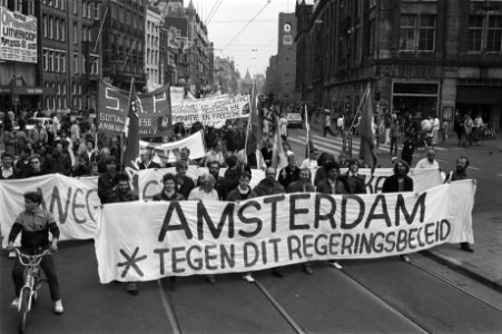 1 mei demonstratie tegen regeringsbeleid in Amsterdam demonstranten op Damrak, Bestanddeelnr 932-9528