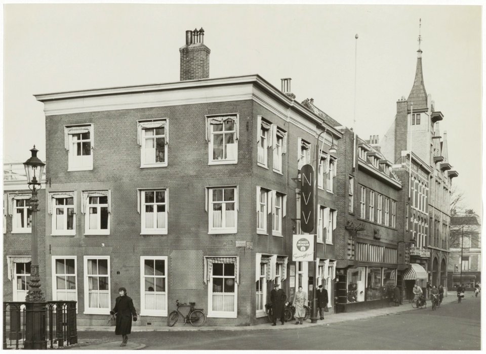 Gebouw van de NVV ( Ned. Verbond van Vakverenigingen). Kruisweg 74, hoek Nieuwe Gracht. NL-HlmNHA 54010656