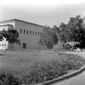 Gebouw van het Weizmann institute of science te Rehovot (Rechowoth) met bomen, Bestanddeelnr 255-1593