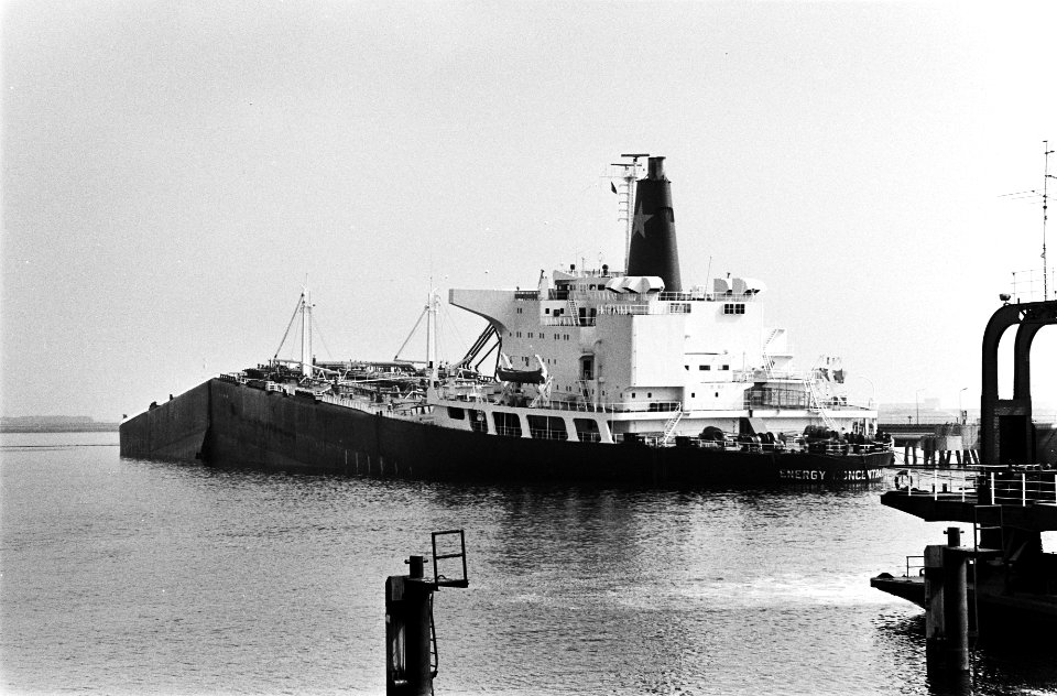Gebroken tankschip Energy Concentration in de Petroleumhaven in Rotterdam, Bestanddeelnr 930-9358