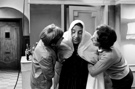 Gelooft U in spoken Mevrouw . Televisiestuk van de AVRO. In midden Guus Oster, l, Bestanddeelnr 915-6154
