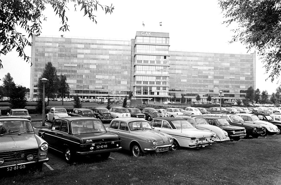 Gebouwen, parkeerplaatsen, auto's, Bestanddeelnr 922-6852