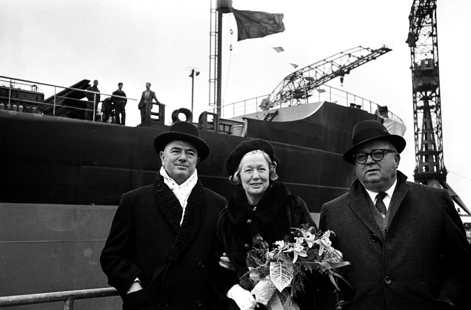 100e tewaterlating bij Verolme, v.l.n.r. Verolme, mevrouw Webb en H. C. Webb (op, Bestanddeelnr 917-4158