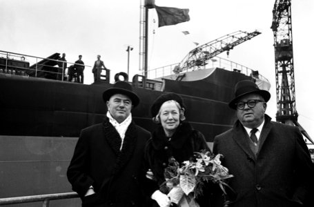 100e tewaterlating bij Verolme, v.l.n.r. Verolme, mevrouw Webb en H. C. Webb (op, Bestanddeelnr 917-4158
