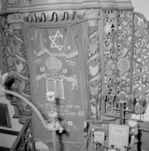 Gedeelte van de Heilige Arke van de Ashkenazi HaArisynagoge te Safad (Safed) met, Bestanddeelnr 255-4031 photo