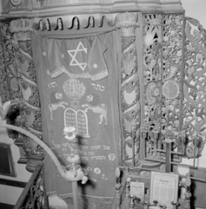 Gedeelte van de Heilige Arke van de Ashkenazi HaArisynagoge te Safad (Safed) met, Bestanddeelnr 255-4031