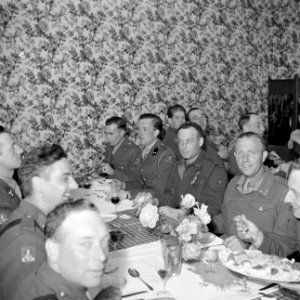 Gedecoreerden en genodigden aan de maaltijd, Bestanddeelnr 255-7725