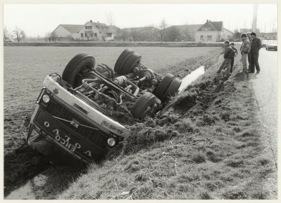 Gekantelde vrachtwagen in sloot aan de Kerkweg. NL-HlmNHA 54014388