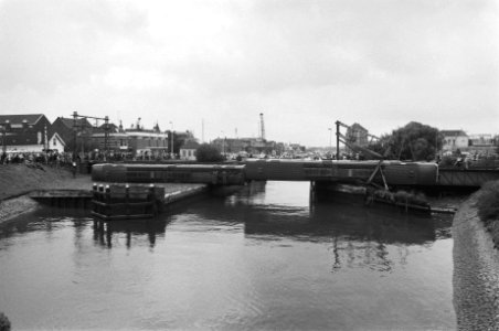 Gekantelde trein is door ontsporing een soort tweede brug, Bestanddeelnr 931-0187