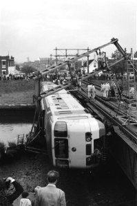 Gekantelde trein met rechts de spoorbrug, Bestanddeelnr 931-0186