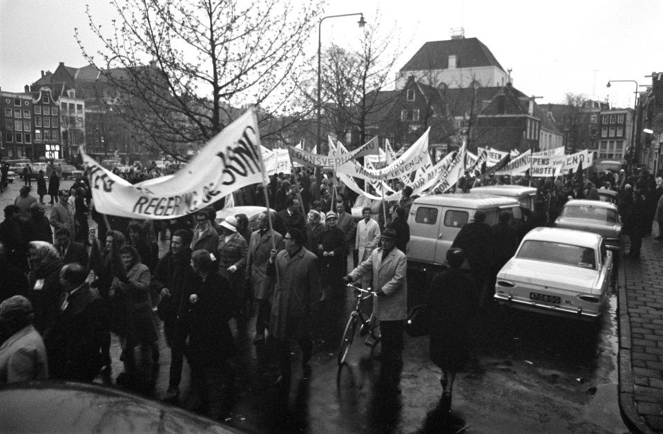 1 mei demonstratie, Amsterdam van Amstelveld naar Oude RAI stoet met borden, Bestanddeelnr 922-3666