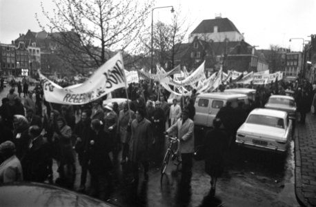 1 mei demonstratie, Amsterdam van Amstelveld naar Oude RAI stoet met borden, Bestanddeelnr 922-3666