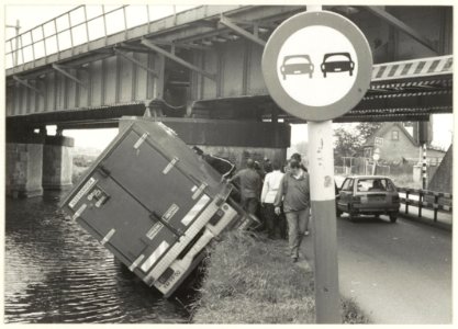 Gekantelde vrachtwagen bij de Traliebrug. NL-HlmNHA 54023717