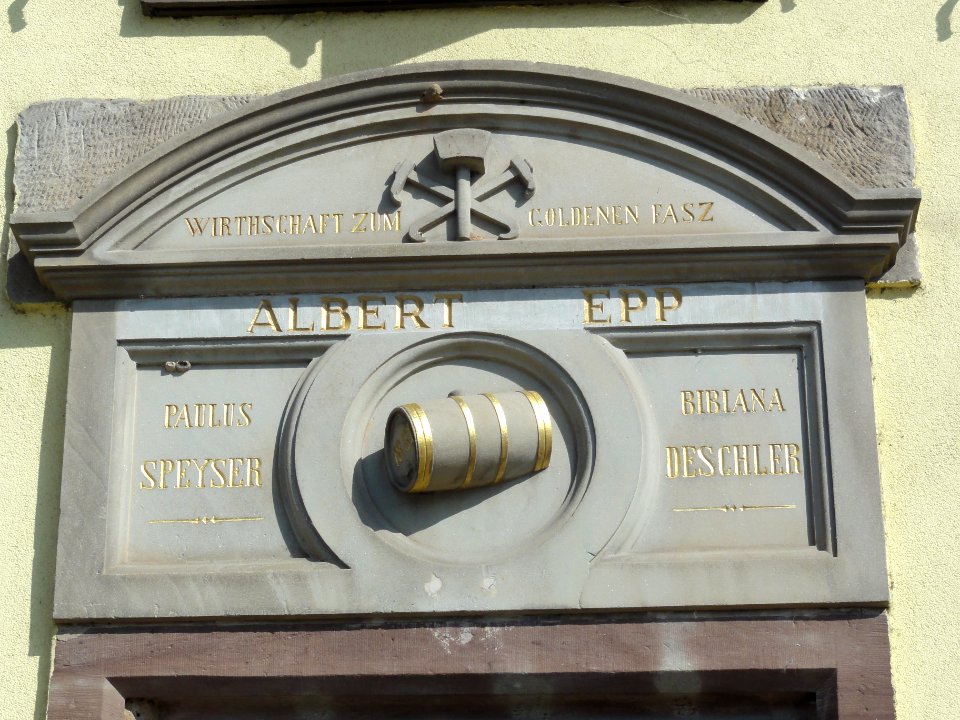 Geispolsheim (Bas-Rhin) dessus de porte 'Zum Goldenen Fasz'