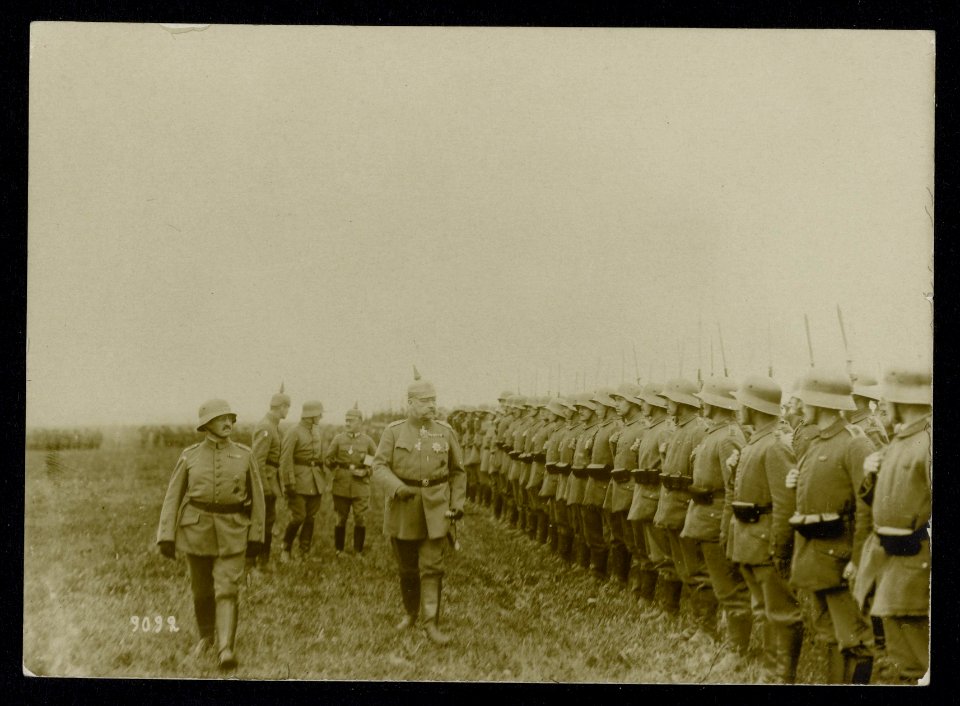 Generalfeldmarschall von Hindenburg bei seinen Regimentern. Abschreiten der Bata, Bestanddeelnr 158-0837