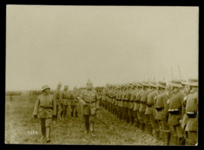 Generalfeldmarschall von Hindenburg bei seinen Regimentern. Abschreiten der Bata, Bestanddeelnr 158-0837
