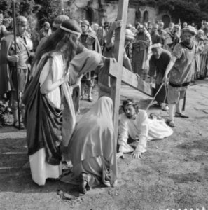 Generale repetitie van de Passiespelen te Tegelen, Jezus ontmoet Veronica en de , Bestanddeelnr 911-2438