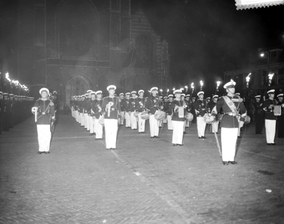 Generale repetitie Taptoe Delft, Marinierskapel in nieuw ceremonieel tenue, Bestanddeelnr 911-5285