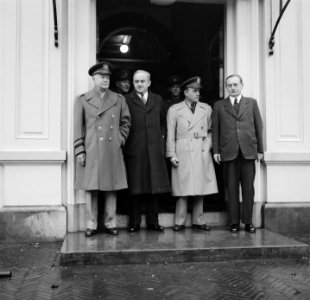 Generaal Eisenhower bij Dr. Drees en Minister s Jacob, Bestanddeelnr 904-3915