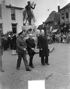 Generaal Charles Foulkes (l), de Canadese bevrijder van Nederland, bracht een be, Bestanddeelnr 905-6667