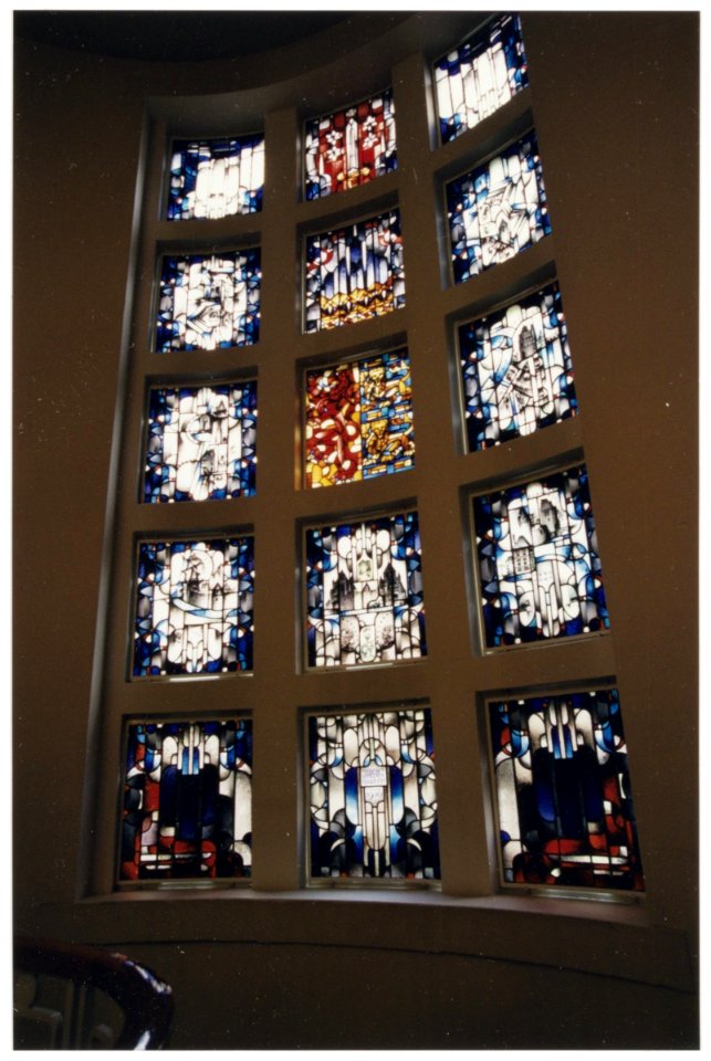 Gerestaureerd glas-in-lood raam in het Provinciehuis. De restauratie is uitgevoerd door de kleinzoon van glazenier Willem Bogtman, die het oorspronkelijke raam heeft vervaardigd. NL-HlmNHA 54036427