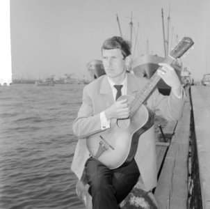 Gerard Cox in tv-show van NCRV, zanger Nederlands chanson hier bij de haven van , Bestanddeelnr 916-4546