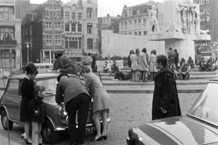 Geparkeerde autos op de Dam krijgen een bon, Bestanddeelnr 924-4326