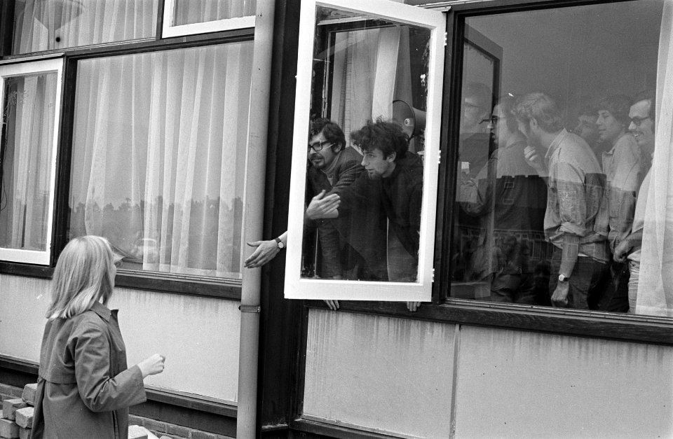 Gerard van der Wal, voorzitter van de studentenraad van de VU, met een megafoon , Bestanddeelnr 922-5414