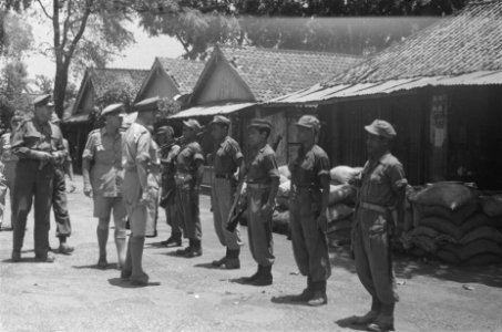 Generaal Doorman inspecteert een peloton KNIL. Links luitenant-kolonel F. Mollin, Bestanddeelnr 65A-2-3