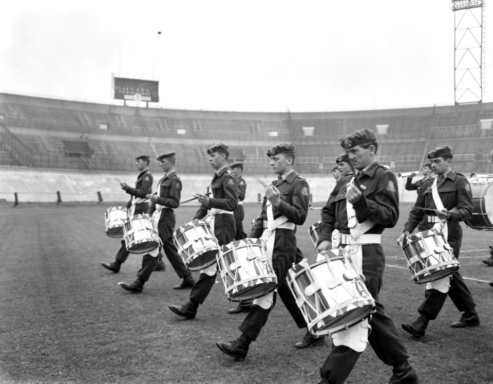 Generale repetitie voor de Taptoe in het Olympisch Stadion te Amsterdam, drumba, Bestanddeelnr 911-2653