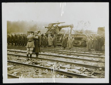 General Allenby decorates a Belgian heavy battery commander with the D S O in th, Bestanddeelnr 158-1408