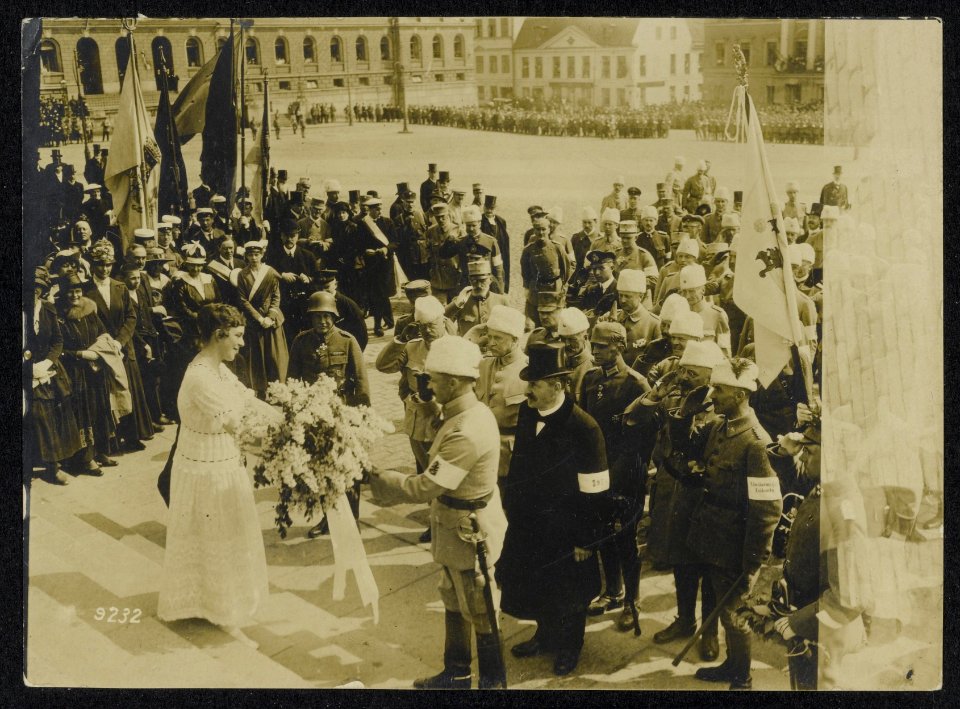 General Mannerheim werden beim Empfang in Helsingfors Blumen überreicht, Bestanddeelnr 158-0621