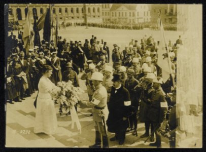 General Mannerheim werden beim Empfang in Helsingfors Blumen überreicht, Bestanddeelnr 158-0621