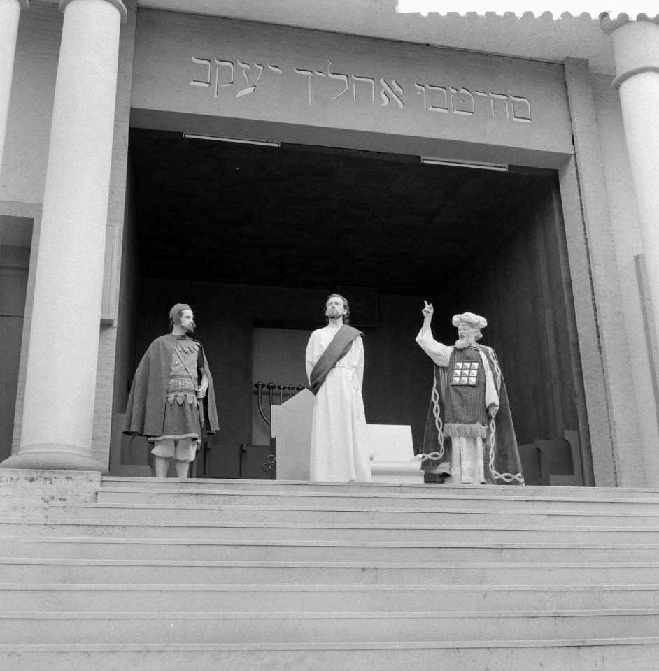 Generale repetitie van de Passiespelen te Tegelen, Christus (midden) voor het Sa, Bestanddeelnr 911-2458