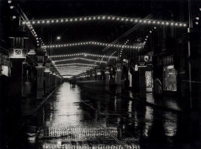 Generaal Cronjéstraat, feestelijk verlicht ter gelegenheid van het 50-jarig bestaan van de straat. Aangekocht in 1977 van fotograaf C. de Boer. Identificatienummer 54-004186, NL-HlmNHA 54004186