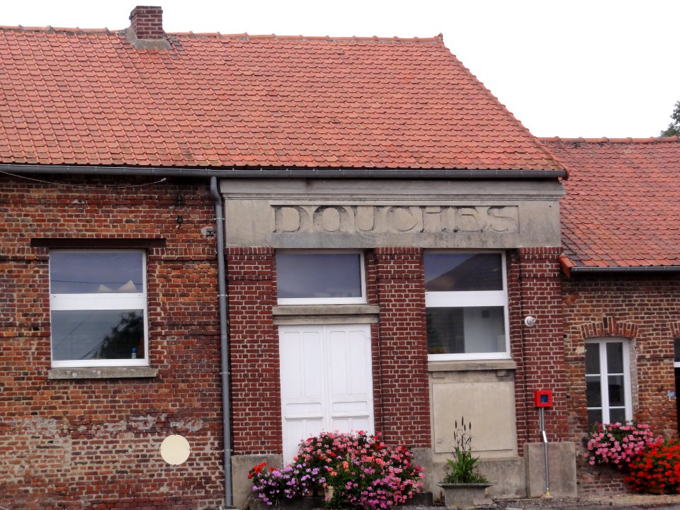 Fresnoy-le-Grand (Aisne) bâtiment douches