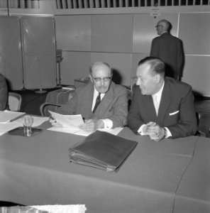 Gelukstelegram van de Avro voor Willem Vogt tot benoeming lid van verdienste , t, Bestanddeelnr 915-1937