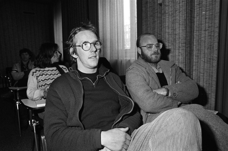 Freek de Jonge (links) met Bart de Groot, manager van De Jonge, in de rechtszaal, Bestanddeelnr 931-7658