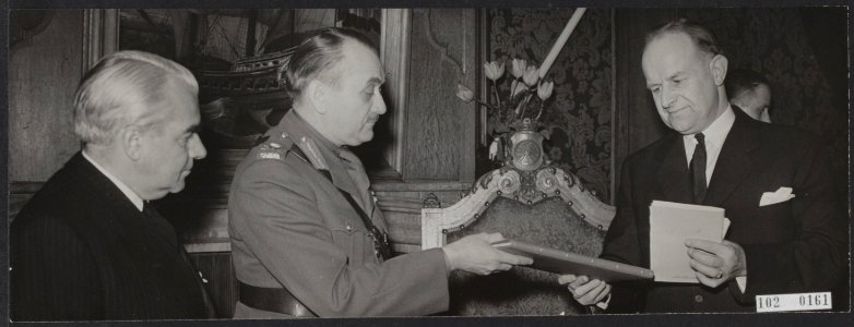Generaal Charles Foulkes, de Canadese bevrijder van Nederland bracht een bezoek , Bestanddeelnr 102-0161 photo