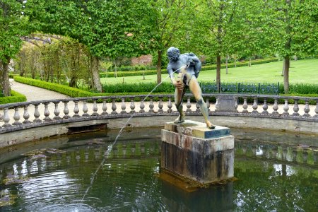 Fountain - Buscot Park Gardens - Oxfordshire, England - DSC00218