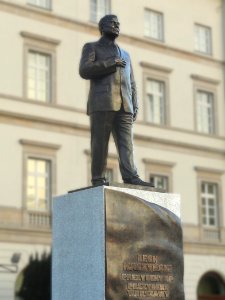 07-11-2018 Warszawa prace końcowe nad pomnikiem Lecha Kaczyńskiego, 6 (retouched) photo